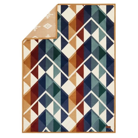 Pendleton Reversible Plush Throw 50" x 70" Serrado Polyester New - Picture 7 of 7